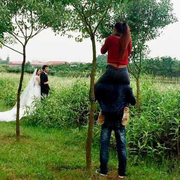 Để c&oacute; bức h&igrave;nh &ldquo;ra tấm ra m&oacute;n&rdquo;, cặp đ&ocirc;i n&agrave;y chấp nhận lăn l&ecirc;, b&ograve; to&agrave;i dưới mặt đất, c&ograve;n ch&agrave;ng nhiếp ảnh leo tận l&ecirc;n những bậc thang cao chĩa m&aacute;y xuống. 