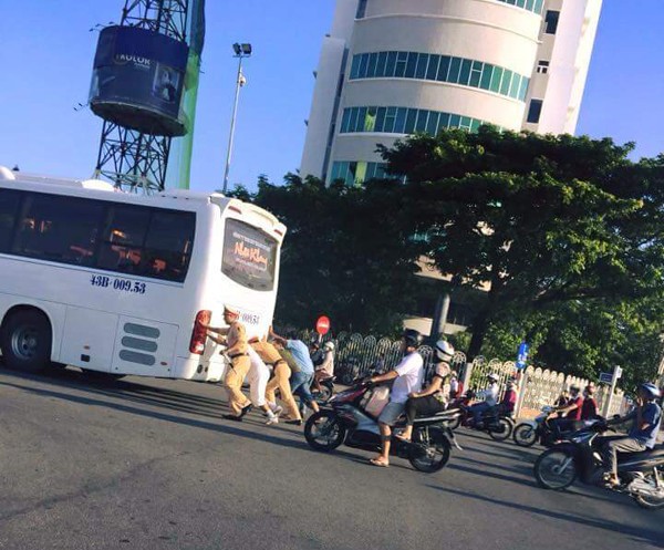 Nữ hộ sinh mắng bệnh nhân Nữ hộ sinh mắng bệnh nhân