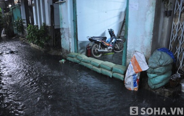 Cảnh tượng xoong chảo bồng bềnh trên đường phố Sài Gòn sau mưa
