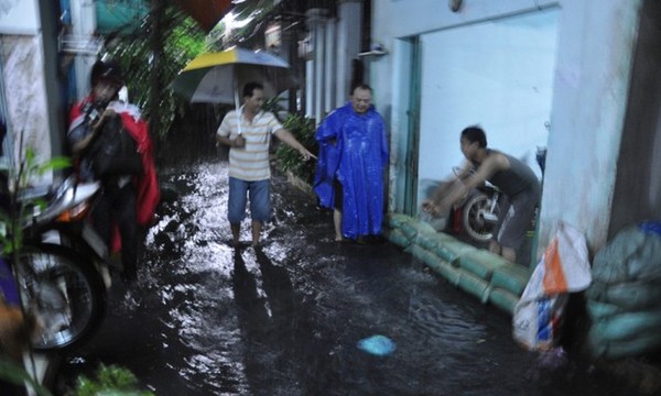 Cảnh tượng xoong chảo bồng bềnh trên đường phố Sài Gòn sau mưa