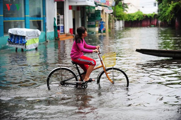 Mưa to nhiều giờ gây ngập nhiều điểm tại Thành phố Huế