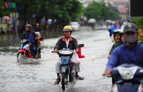 Mưa to nhiều giờ gây ngập nhiều điểm tại Thành phố Huế