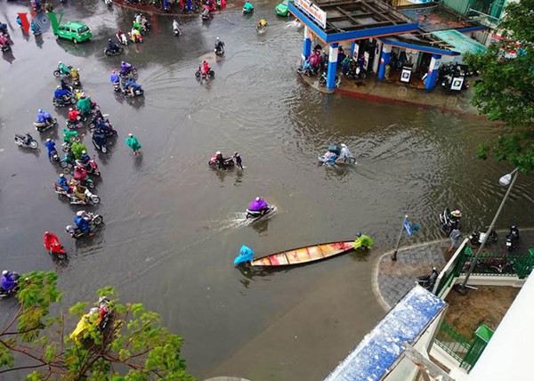 Mưa to nhiều giờ gây ngập nhiều điểm tại Thành phố Huế