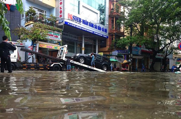 Mưa to nhiều giờ gây ngập nhiều điểm tại Thành phố Huế