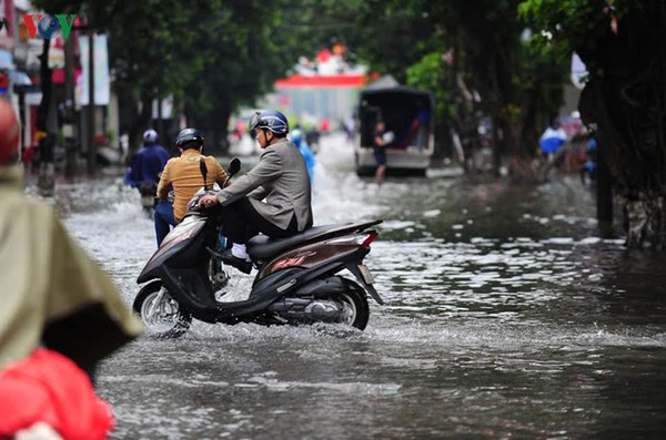 Mưa to nhiều giờ gây ngập nhiều điểm tại Thành phố Huế