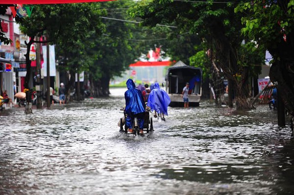 Mưa to nhiều giờ gây ngập nhiều điểm tại Thành phố Huế