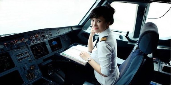 Những nữ phi công xinh đẹp làm chủ bầu trời khiến hot girl phải chạy dài