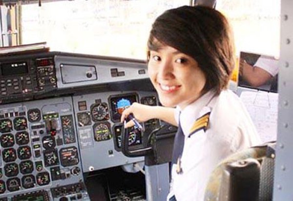 Những nữ phi công xinh đẹp làm chủ bầu trời khiến hot girl phải chạy dài