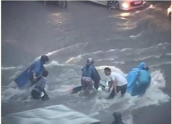 Nhói lòng cảnh người dân vật lộn với dòng nước cuồn cuộn cuốn trôi cả xe lẫn người