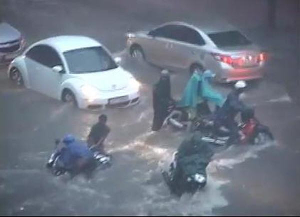 Nhói lòng cảnh người dân vật lộn với dòng nước cuồn cuộn cuốn trôi cả xe lẫn người