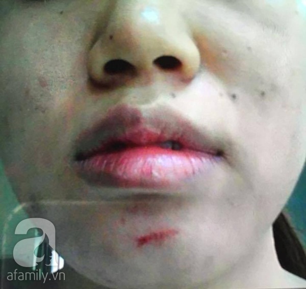 C&ocirc; gi&aacute;o kề dao bản kề cổ đồng nghiệp v&agrave; lia trước mặt học sinh