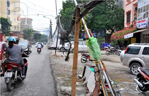 Hà Nội: Rùng mình qua các tuyến đường cột điện trực đổ vào người