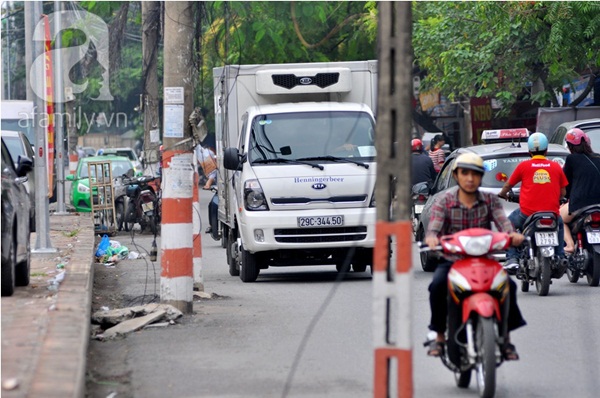 Hà Nội: Rùng mình qua các tuyến đường cột điện trực đổ vào người