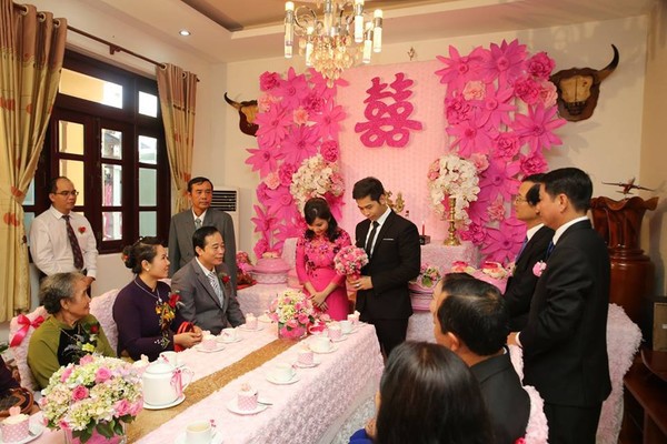 Gia thế ho&agrave;nh tr&aacute;ng của cặp đ&ocirc;i C&agrave; Mau rước d&acirc;u bằng m&aacute;y bay