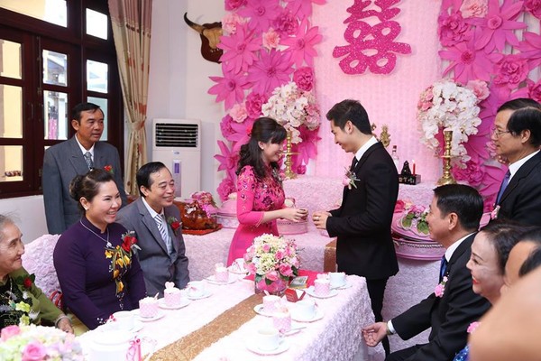 Gia thế ho&agrave;nh tr&aacute;ng của cặp đ&ocirc;i C&agrave; Mau rước d&acirc;u bằng m&aacute;y bay