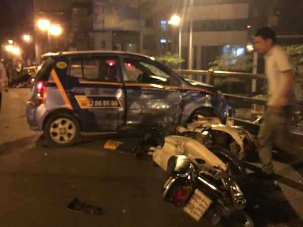 Ph&uacute;t kinh ho&agrave;ng tr&ecirc;n nắp ca-p&ocirc; taxi g&acirc;y tai nạn ở cầu vượt