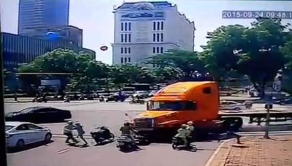 Clip &ldquo;xe đi&ecirc;n&rdquo; g&acirc;y tai nạn bất ngờ khiến người xem rụng tim