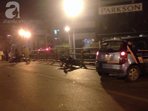 Hà Nội: Taxi đâm liên hoàn 7 xe máy, nhiều người bị thương