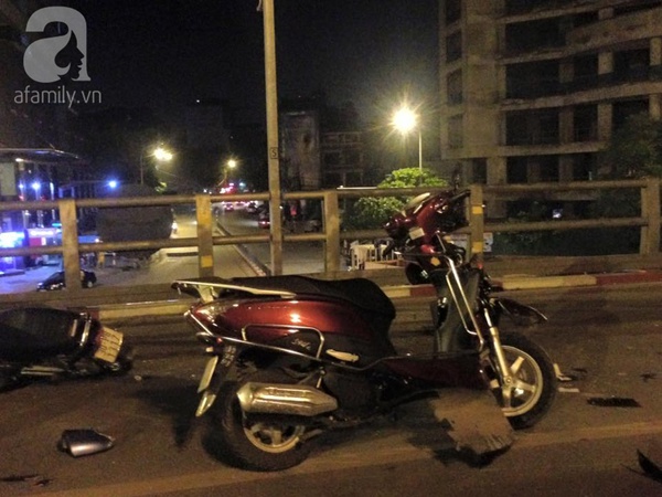 Hà Nội: Taxi đâm liên hoàn 7 xe máy, nhiều người bị thương