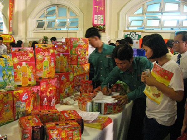 Ng&agrave;y hội tung h&agrave;ng Tết năm 2013 1