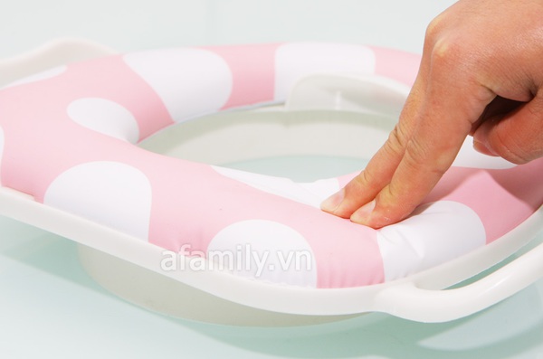 Tấm l&oacute;t bồn cầu chống lạnh cho trẻ nhỏ 8