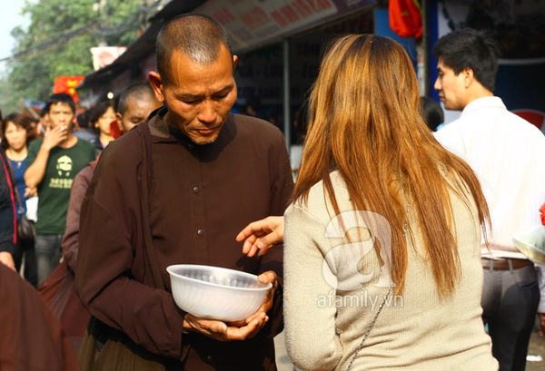 Sư "khất thực" tại Phủ Tây Hồ: 30 phút kiếm 3 tay nải đầy ắp tiền 4