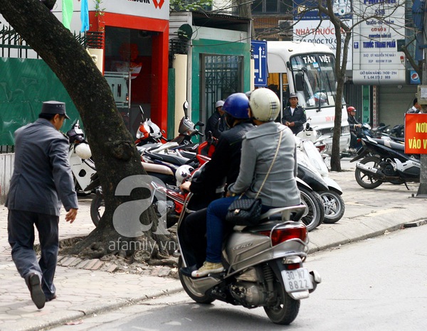 Đáng buồn như... Văn Miếu những ngày đầu năm 18