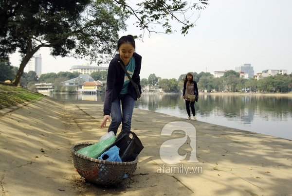 Sông Hồng hóa... bãi rác sau lễ cúng ông Táo 16
