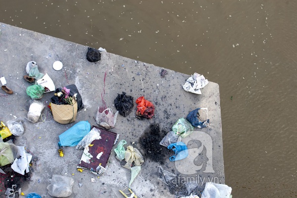 Sông Hồng hóa... bãi rác sau lễ cúng ông Táo 11