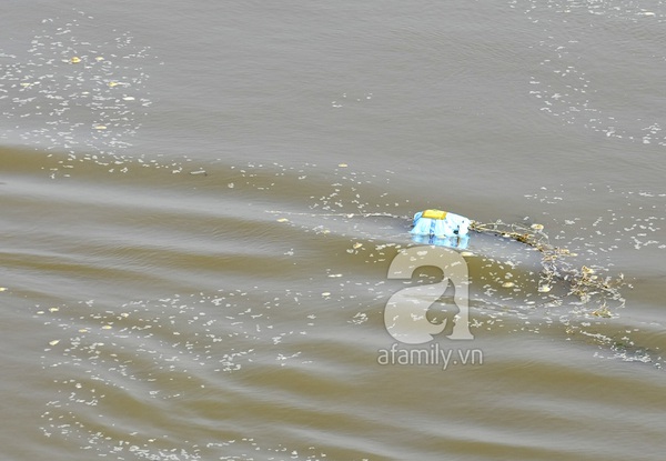 Sông Hồng hóa... bãi rác sau lễ cúng ông Táo 14