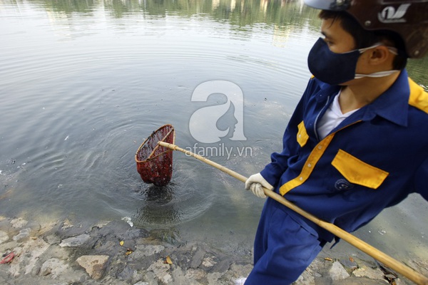 Sông Hồng hóa... bãi rác sau lễ cúng ông Táo 15