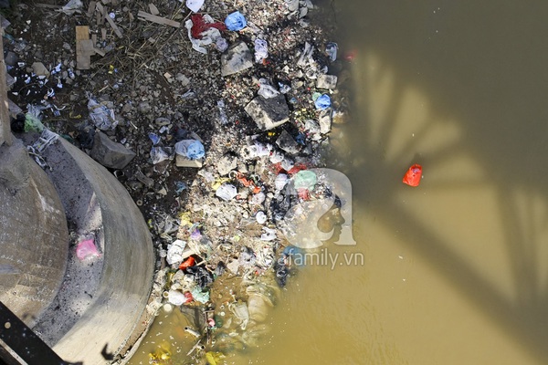 Sông Hồng hóa... bãi rác sau lễ cúng ông Táo 12