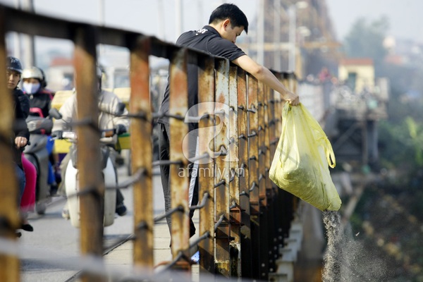 Sông Hồng hóa... bãi rác sau lễ cúng ông Táo 7