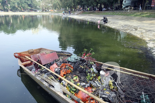 Sông Hồng hóa... bãi rác sau lễ cúng ông Táo 17