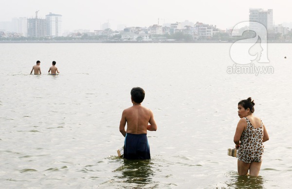 Nắng nóng, Hồ Tây biến thành “bãi biển”  9