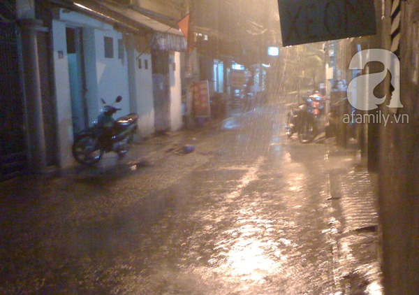 H&agrave; Nội: Mưa lớn, ngập nhiều tuyến phố 4