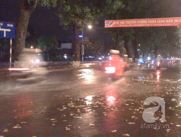 H&agrave; Nội: Mưa lớn, ngập nhiều tuyến phố 7