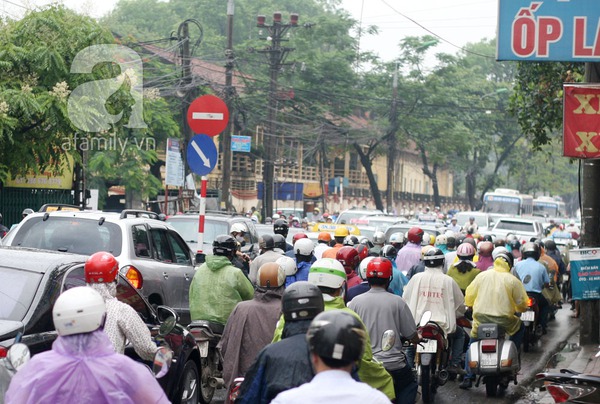 Mưa lớn: D&acirc;n c&ocirc;ng sở chật vật đến cơ quan 3