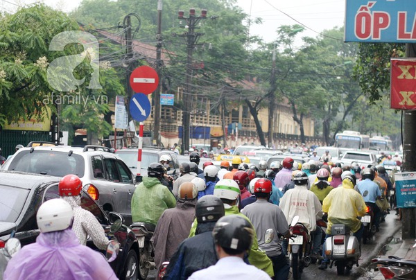 Mưa lớn: Dân công sở chật vật đến cơ quan 3