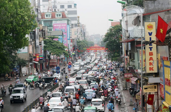 Mưa lớn: D&acirc;n c&ocirc;ng sở chật vật đến cơ quan 7