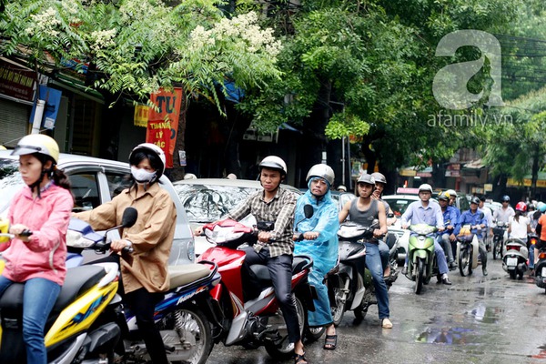 Mưa lớn: D&acirc;n c&ocirc;ng sở chật vật đến cơ quan 6