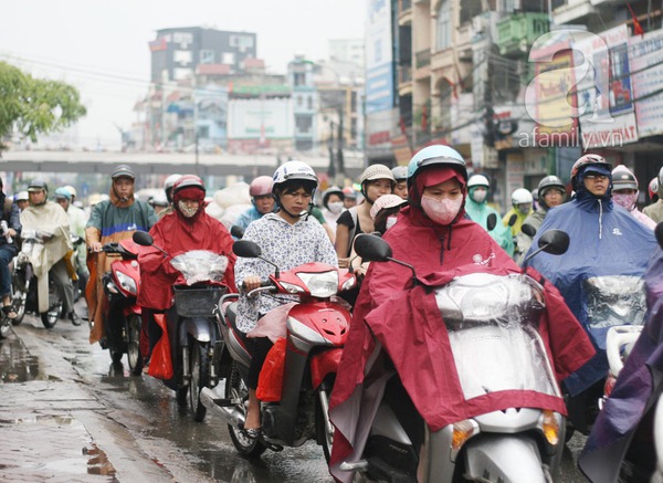 Mưa lớn: Dân công sở chật vật đến cơ quan 1