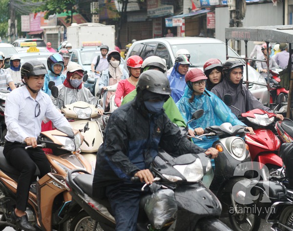 Mưa lớn: D&acirc;n c&ocirc;ng sở chật vật đến cơ quan 2