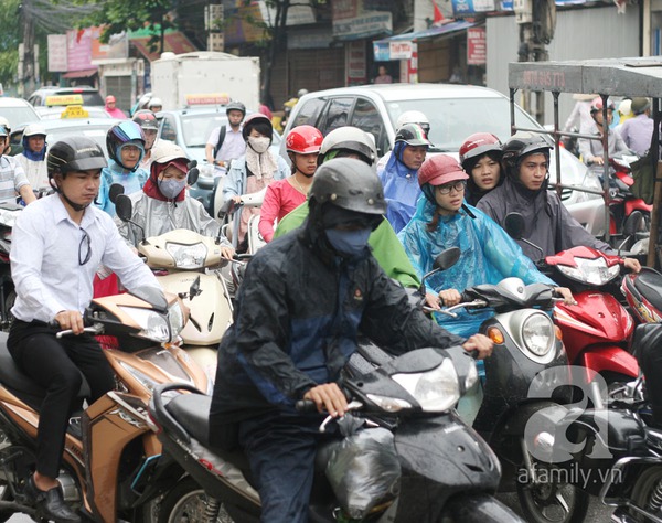 Mưa lớn: Dân công sở chật vật đến cơ quan 2