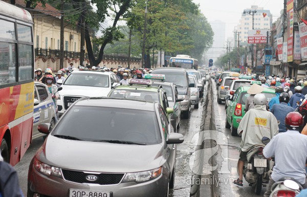 Mưa lớn: D&acirc;n c&ocirc;ng sở chật vật đến cơ quan 4