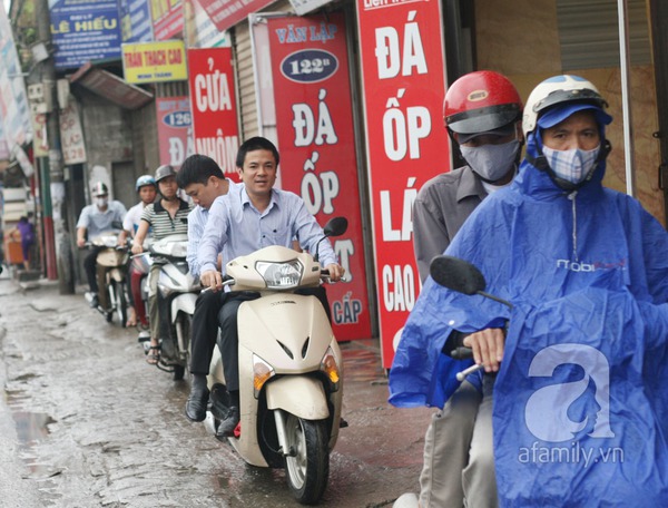 Mưa lớn: D&acirc;n c&ocirc;ng sở chật vật đến cơ quan 8