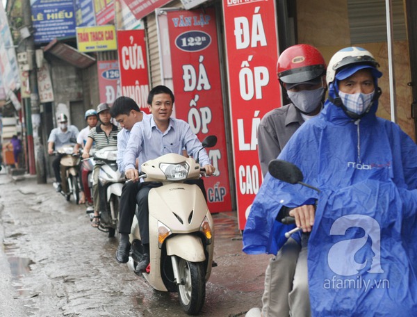 Mưa lớn: Dân công sở chật vật đến cơ quan 8