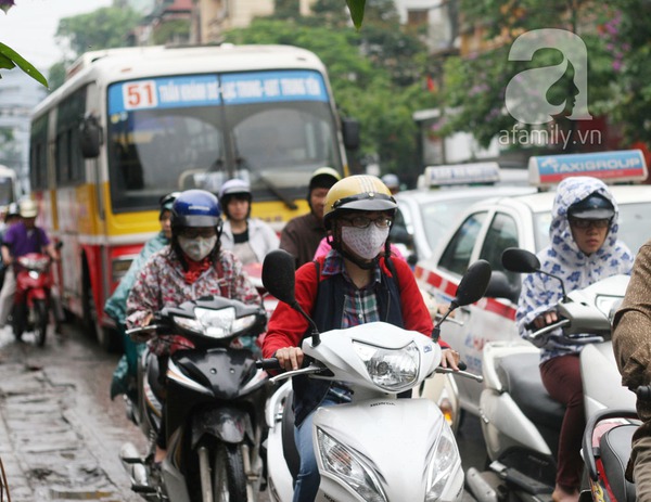 Mưa lớn: D&acirc;n c&ocirc;ng sở chật vật đến cơ quan 5