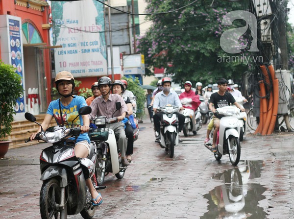 Mưa lớn: D&acirc;n c&ocirc;ng sở chật vật đến cơ quan 9