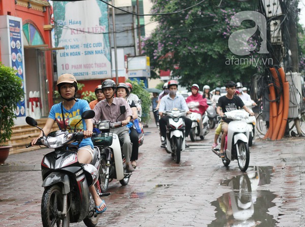 Mưa lớn: Dân công sở chật vật đến cơ quan 9